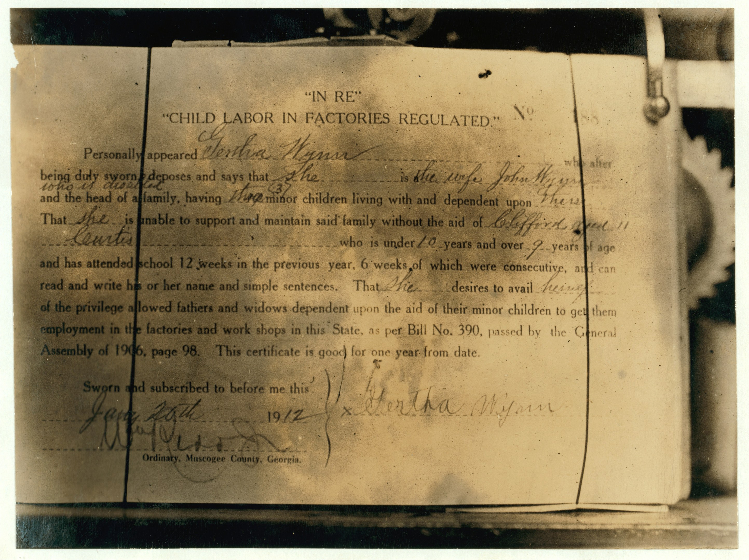 Schwarz-weißes Bild eines alten Dokuments mit der Aufschrift "Kinderaortuntersuchung"