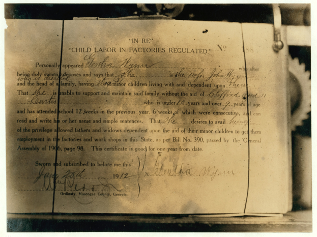 Schwarz-weißes Bild eines alten Dokuments mit der Aufschrift "Kinderaortuntersuchung"