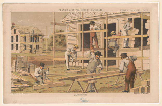 Eine Gruppe von Männern arbeitet an einem Haus unter Bau mit verstreuten Holzplanken und anderen Gegenständen, Bäumen und einem klaren blauen Himmel im Hintergrund und einem Text am unteren Rand, der "Prang's Aid for Object Teaching" lautet.