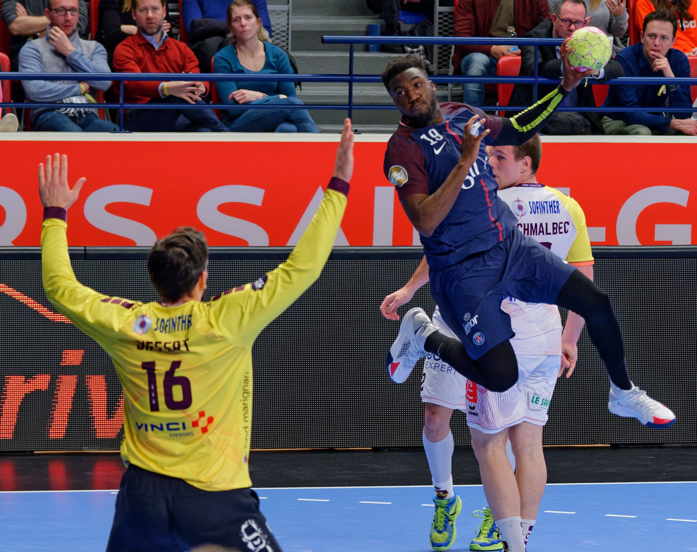 Eine Gruppe von Männern, die Handball auf einem Platz spielen, mit einem Ball in der Luft, in einer Stadionatmosphäre während des Futsal-Weltmeisterschaftsspiels 2019 zwischen Paris Saint-Germain und Bordeaux.