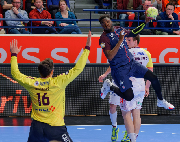Eine Gruppe von Männern, die Handball auf einem Platz spielen, mit einem Ball in der Luft, in einer Stadionatmosphäre während des Futsal-Weltmeisterschaftsspiels 2019 zwischen Paris Saint-Germain und Bordeaux.