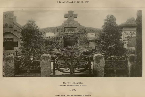 Altes Schwarz-Weiß-Foto eines Friedhofs in Berlin, Deutschland, mit einem Tor, einer Wand, Bäumen und einem Gebäude im Hintergrund, mit dem Text "Grammalskunst, Berlin-Steglitz, Architekt, Bruue Morning in Berlin" unten.