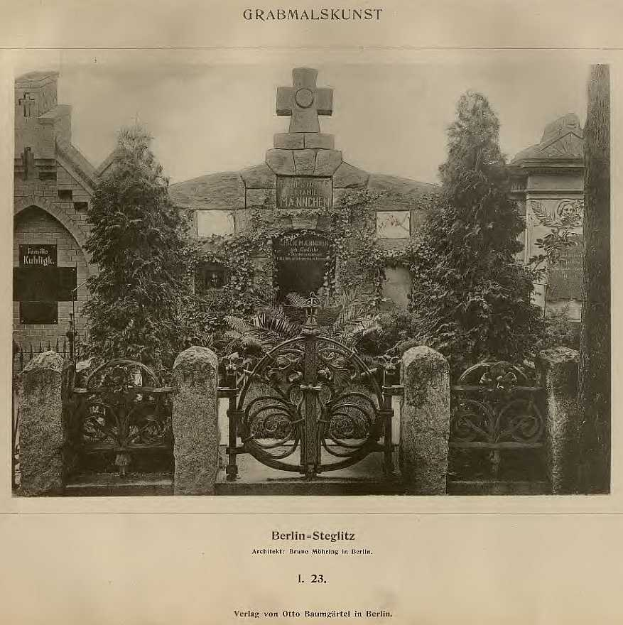 Altes Schwarz-Weiß-Foto eines Friedhofs in Berlin, Deutschland, mit einem Tor, einer Wand, Bäumen und einem Gebäude im Hintergrund, mit dem Text "Grammalskunst, Berlin-Steglitz, Architekt, Bruue Morning in Berlin" unten.