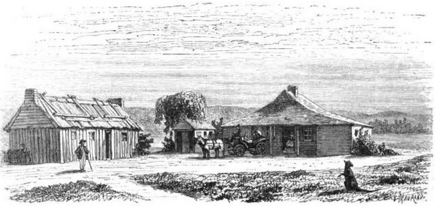 Eine Schwarz-Weiß-Zeichnung einer Farm-Szene aus den 1890er Jahren, die einen von Pferden gezogenen Wagen im Vordergrund, Häuser, Bäume und Menschen zeigt, mit dem Text "1890er Jahre Farmgebäude" unten.