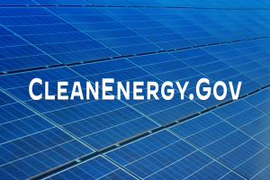 Ein blaues Solarpanel mit der weißen Schrift "Clean Energy Gov" in der Mitte, in einem Gittermuster angeordnet.