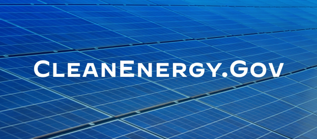 Ein blaues Solarpanel mit der weißen Schrift "Clean Energy Gov" in der Mitte, in einem Gittermuster angeordnet.