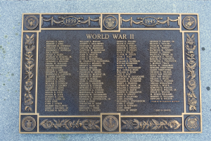 Steintafel an der Außenwand eines Gebäudes mit der Inschrift 'Zweiter Weltkrieg'