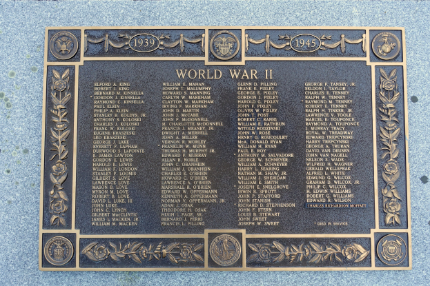 Steintafel an der Außenwand eines Gebäudes mit der Inschrift 'Zweiter Weltkrieg'