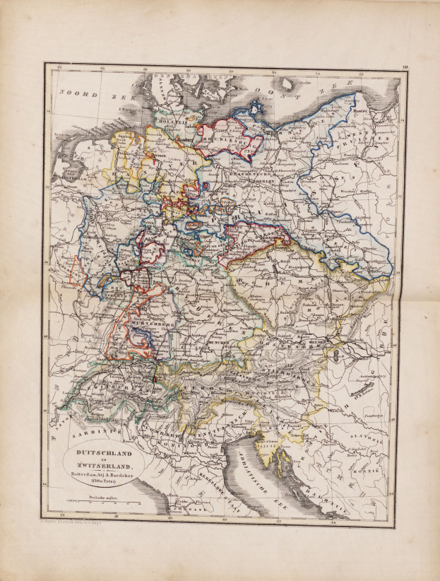 Ein altes Buch mit einer detaillierten Karte von Deutschland und den Provinzen der Niederlande, auf der Städte, Ortschaften und geografische Merkmale beschriftet sind.